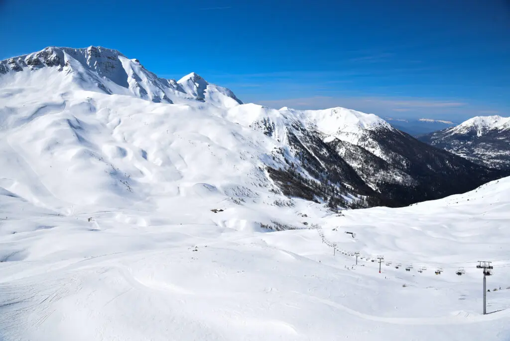 Découvrez Risoul : Votre Guide pour des Balades en Traîneaux et des Aventures Canines Toute l'Année ! 1 Le domaine skiable de Risoul - forêt Blanche