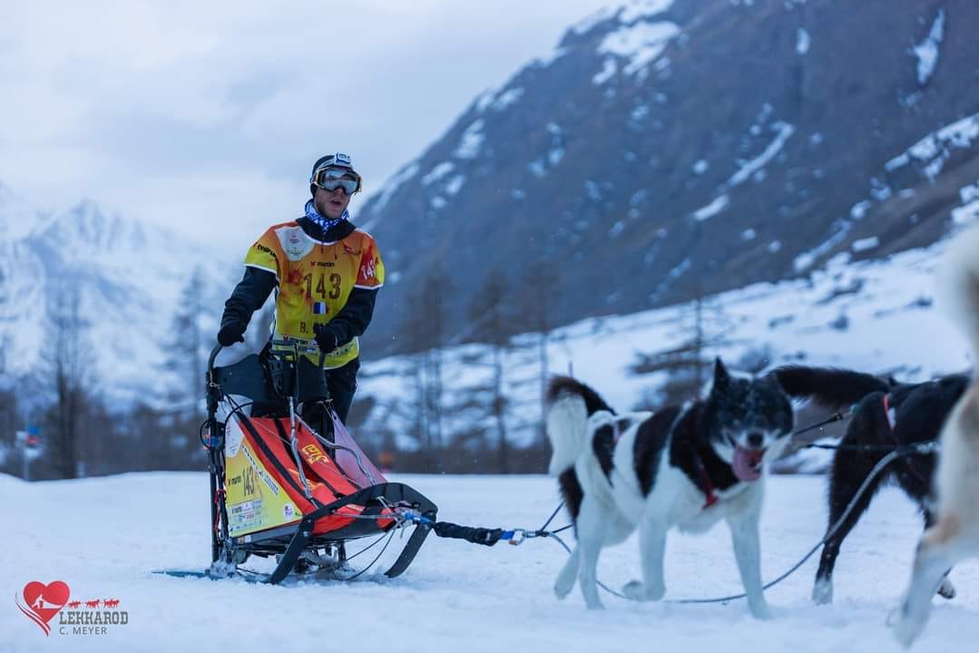 Portrait des mushers avec leurs chiens